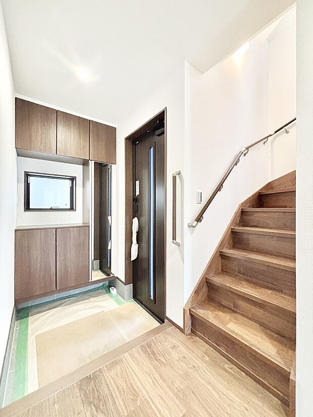 ガラススリットの入った玄関ドアが室内に光を届けてくれます