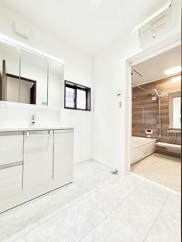 清潔感ある洗面化粧室で朝の身支度も快適