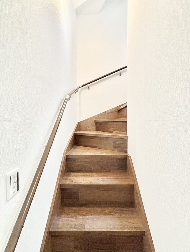階段は手すり付きなので小さなお子さまやご高齢の方も安心です
