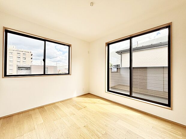 バルコニーが開放感をプラスしてくれる洋室