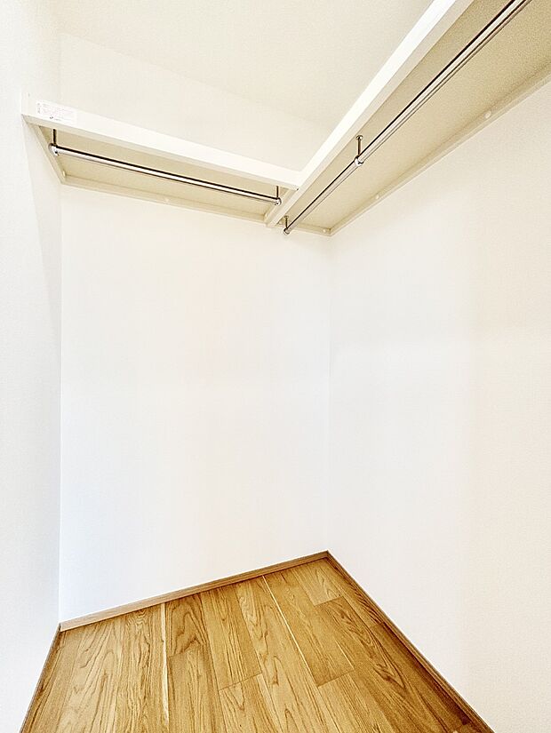 ウォークインクローゼットの活用で生活空間スッキリ