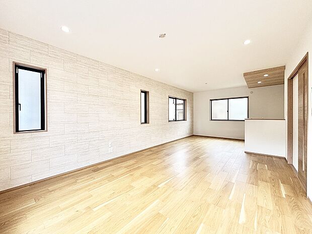 ご家族の賑やかな話し声で包まれる明るいリビング