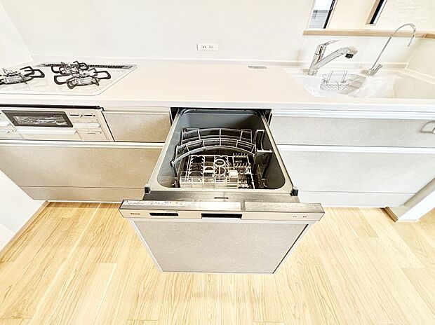 面倒なお片づけは食洗機にお任せ！家事の負担が減って、時間にも気持ちにもゆとりができます。