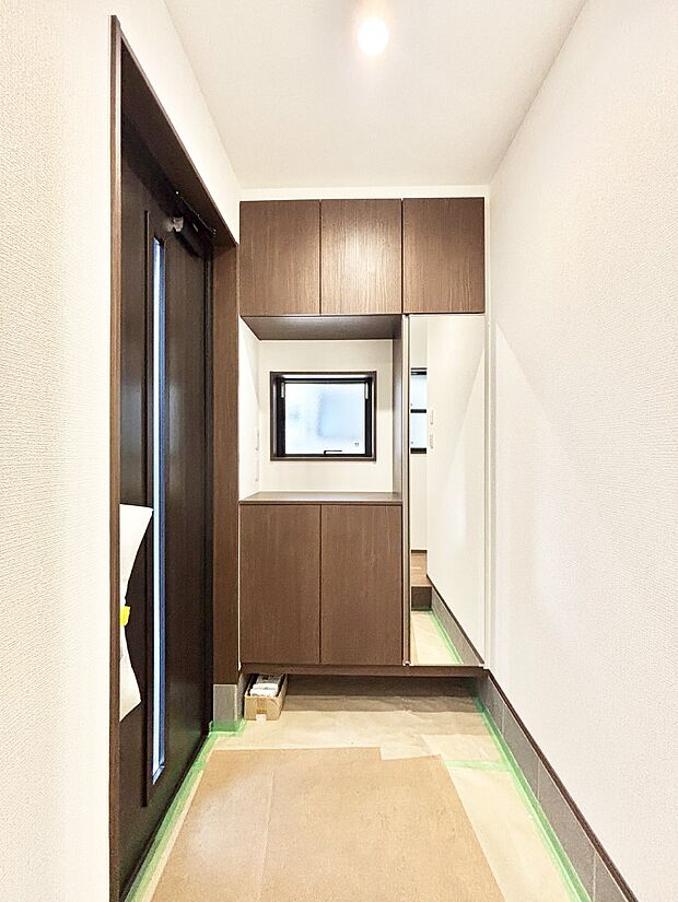 下駄箱はご家族の写真や季節のインテリアで飾り棚として演出できます