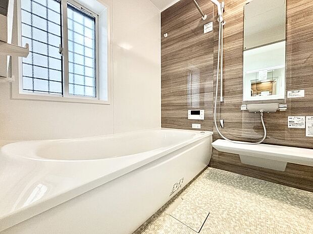 一日の疲れを癒してくれる明るい清潔感のあるバスルーム