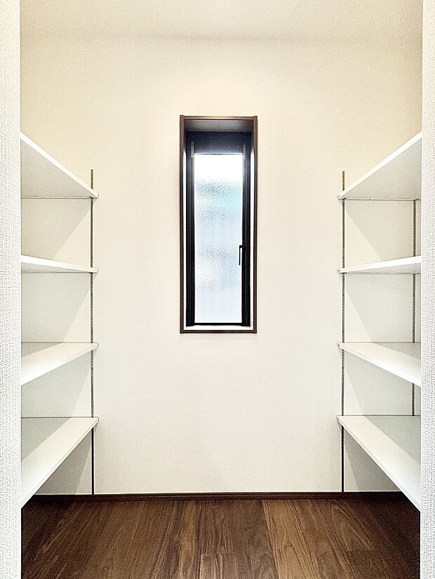 食品のストックや調理器具の保管に便利な可動棚付きパントリー