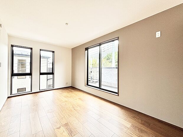 バルコニーが開放感をプラスしてくれる洋室