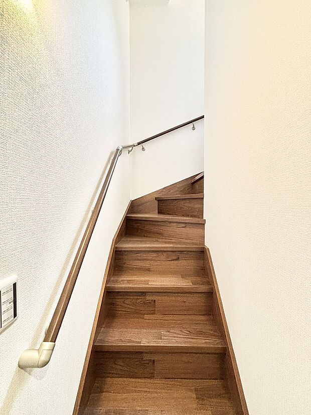 階段は手すり付きなので小さなお子さまやご高齢の方も安心です