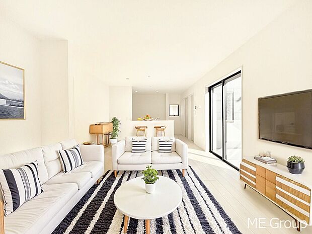 家族の和やかな会話が聞こえてきそう。開放感のあるリビングです。※家具はCGです  