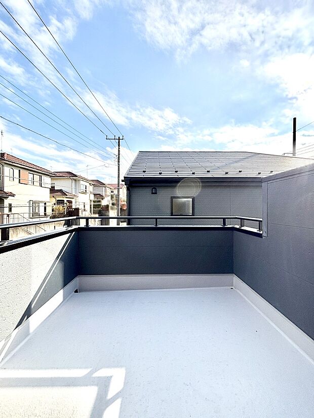 ゆったりバルコニーだから沢山お洗濯ものを干せます。