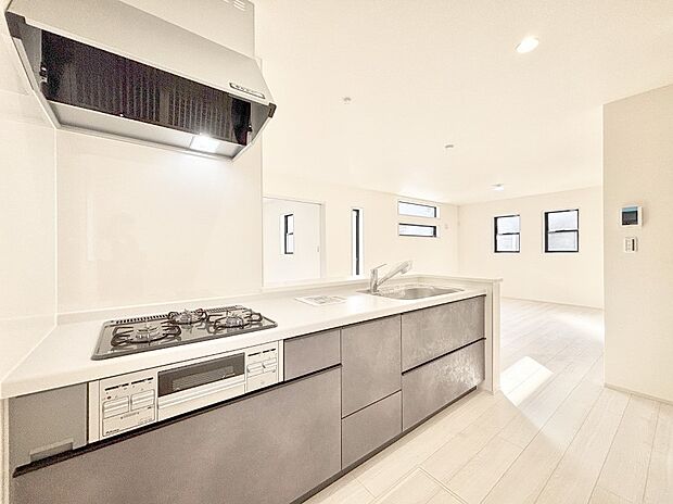 リビングで遊ぶお子様を見守りながらお料理ができる対面キッチン。  