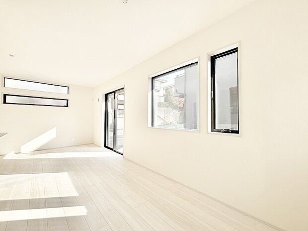 明るい陽光が注ぎ、寛ぎの雰囲気に満たされるダイニング。   