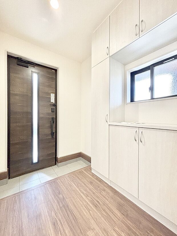 明るい玄関はお客様をお出迎えするのにぴったりです!