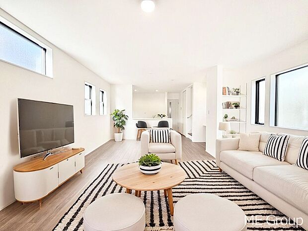 家族の和やかな会話が聞こえてきそう。開放感のあるリビングです。※家具はCGです