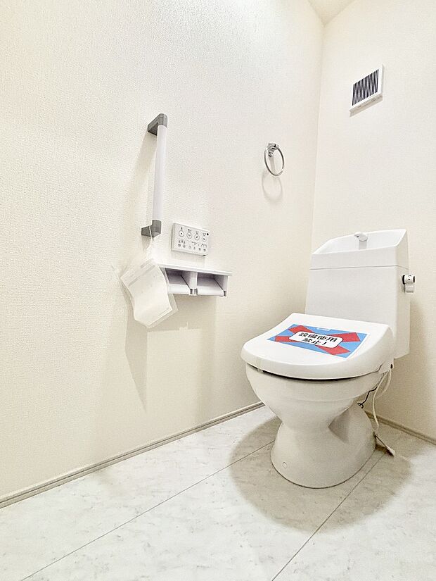 明るく清潔感のあるトイレです。