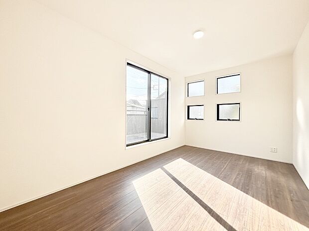 バルコニーが開放感をプラスしてくれる洋室  