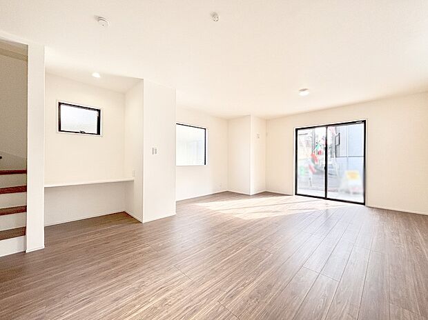 明るい陽光が注ぎ、寛ぎの雰囲気に満たされるダイニング。