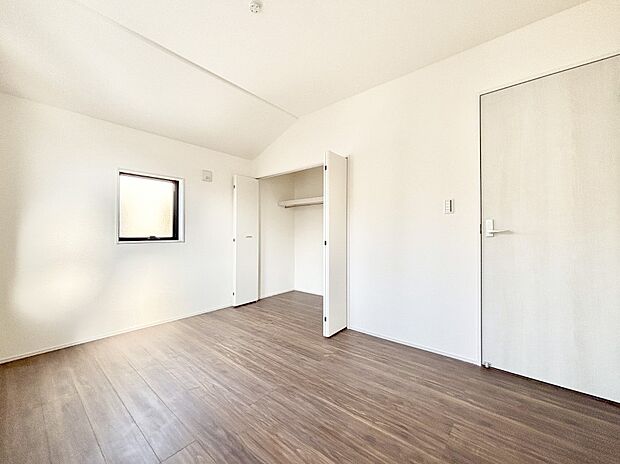 ウォークインクローゼット付きで生活空間を広く利用できます。