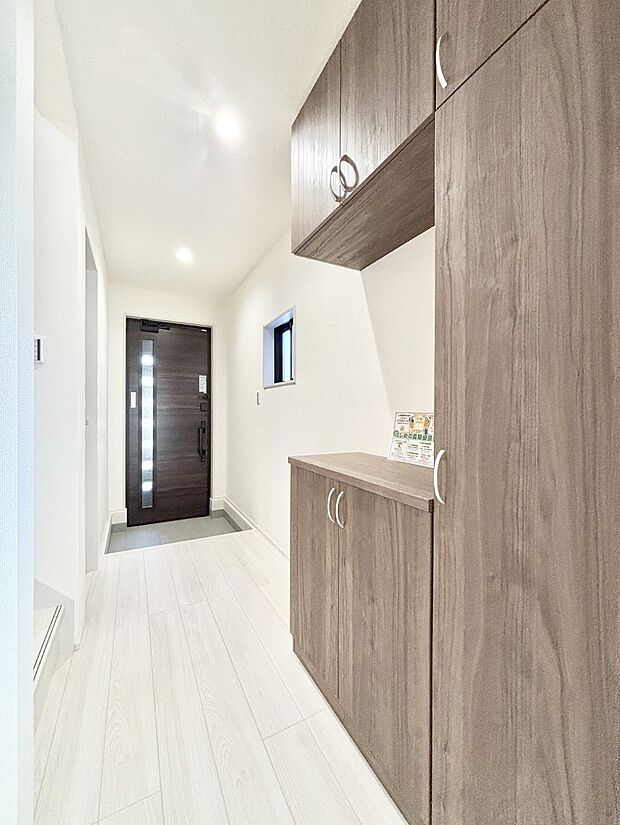 明るい玄関はお客様をお出迎えするのにぴったりです！ 