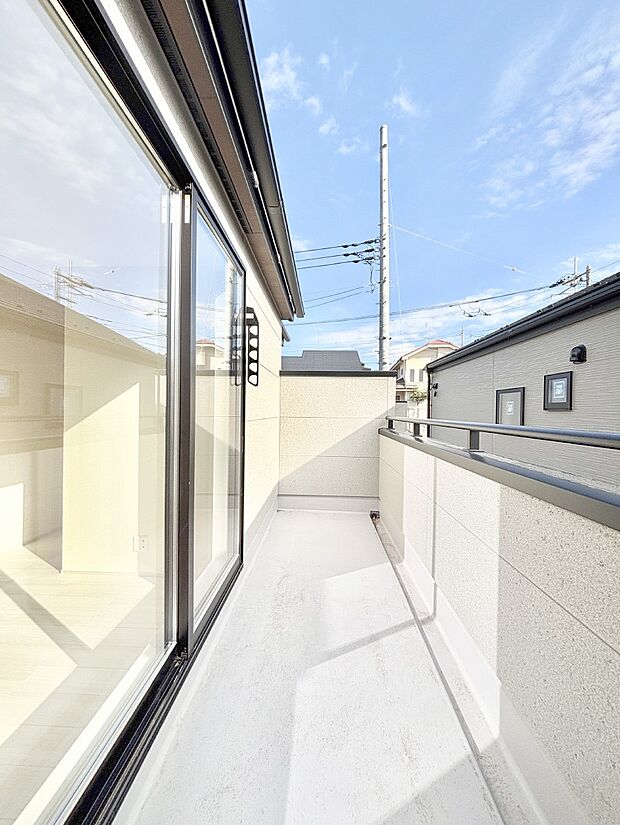 ゆったりバルコニーだから沢山お洗濯ものを干せます。