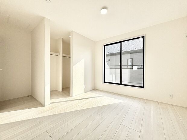 バルコニーが開放感をプラスしてくれる洋室