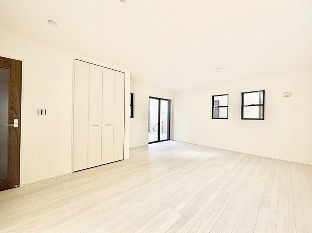 明るい陽光が注ぎ、寛ぎの雰囲気に満たされるダイニング。