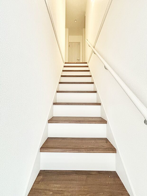 階段は手すり付きなので小さなお子さまやご高齢の方も安心です