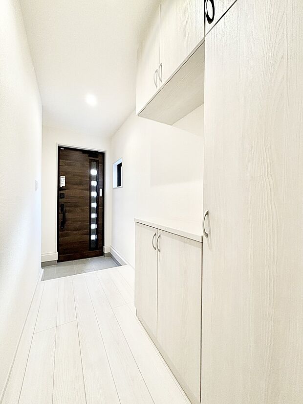 下駄箱はご家族の写真や季節のインテリアで飾り棚として演出できます