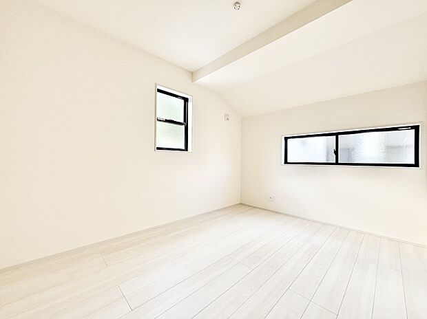 窓からのやさしい光が心地よいプライベートルーム