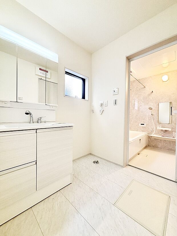 清潔感ある洗面化粧室で朝の身支度も快適