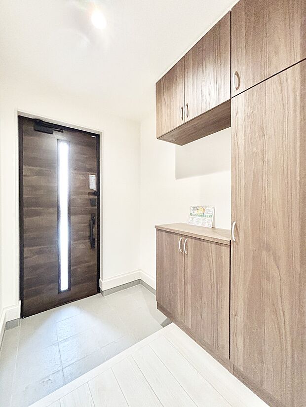 下駄箱はご家族の写真や季節のインテリアで飾り棚として演出できます