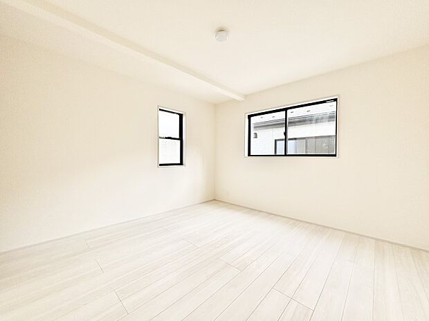 窓からのやさしい光が心地よいプライベートルーム