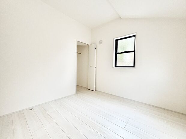 バルコニーが開放感をプラスしてくれる洋室