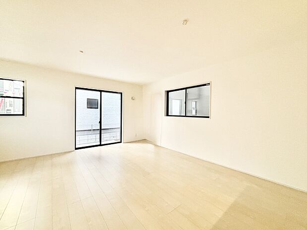 大きな窓からたっぷりの陽光と風を感じられるリビング