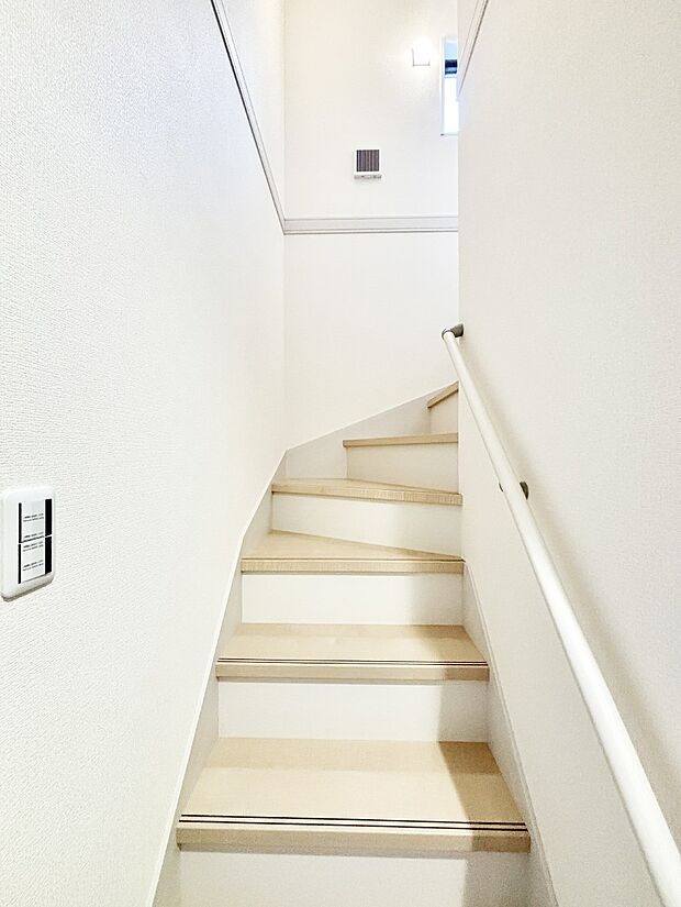 階段は手すり付きなので小さなお子さまやご高齢の方も安心です