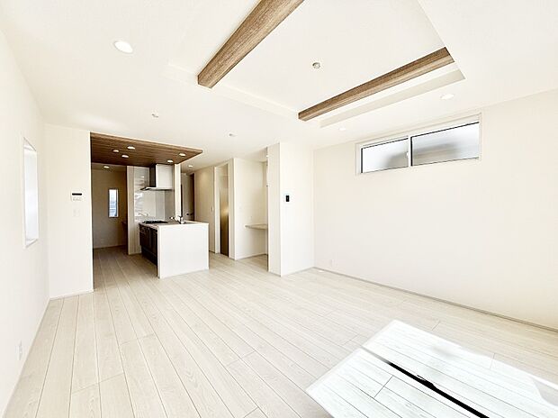 ご家族の賑やかな話し声で包まれる明るいリビング