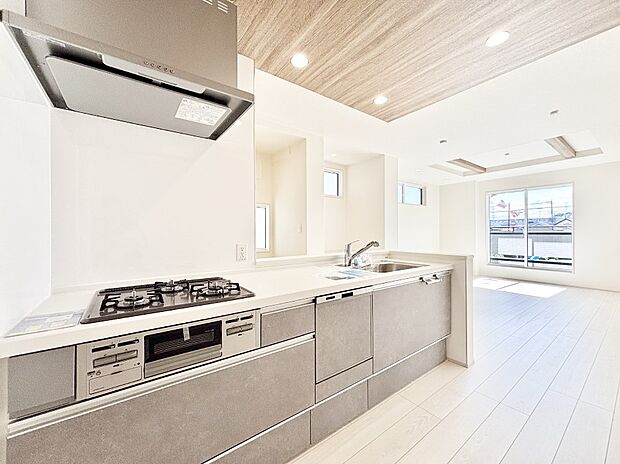 広々とした使い勝手の良いキッチンで日々のお料理も楽しくなりそう