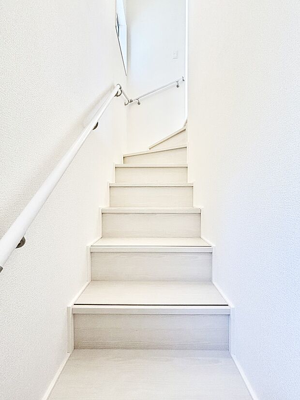 階段は手すり付きなので小さなお子さまやご高齢の方も安心です