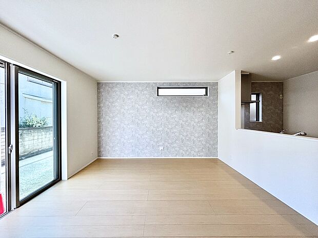 明るい陽光が注ぎ、寛ぎの雰囲気に満たされるリビング・ダイニング。