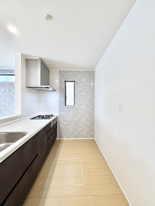 爽やかな風が通り抜けるキッチン。窓があるので明るく換気にも役立ちます。