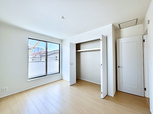 明るいバルコニーサイドに洋室を設置。目覚めの良い寝室に。