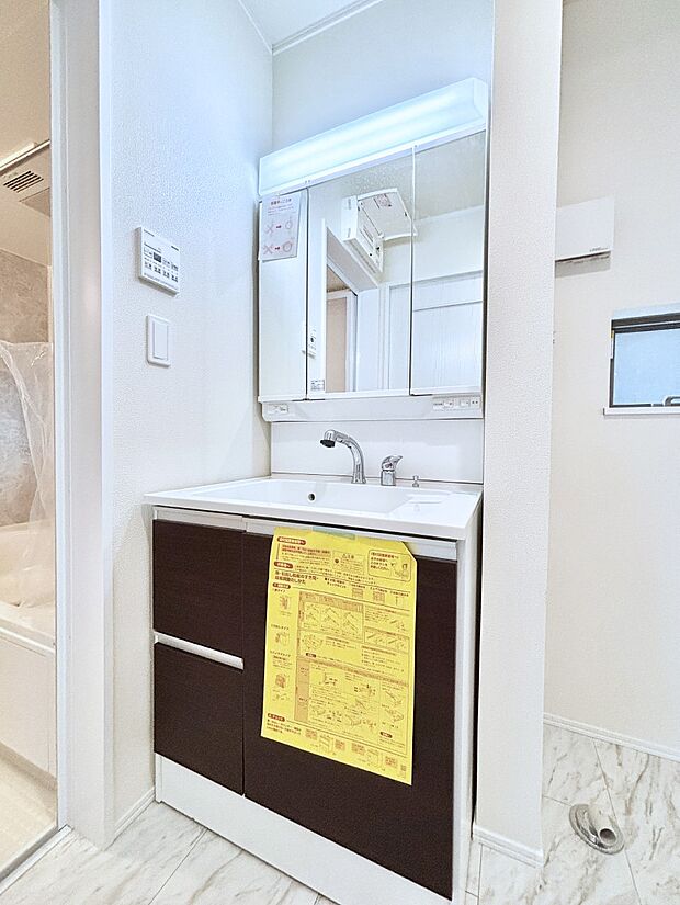 大きく見やすい三面鏡で清潔感ある洗面台は、身だしなみチェックや肌のお手入れにおすすめです。