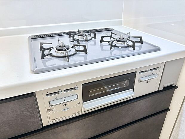 ガスコンロはSiセンサー搭載。火力調節や焦げ付き・消し忘れも防いでくれます。