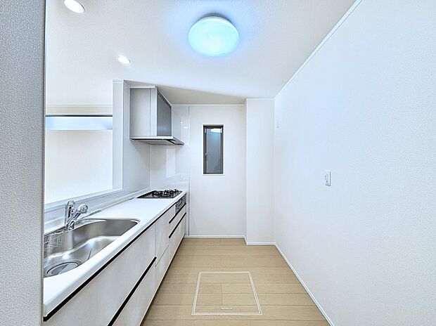 爽やかな風が通り抜けるキッチン。窓があるので明るく換気にも役立ちます。