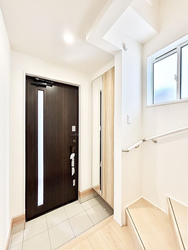 ガラススリットの入った玄関ドアが室内に光を届けてくれます