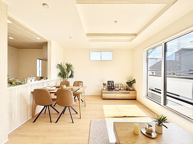 ご家族の賑やかな話し声で包まれる明るいリビング