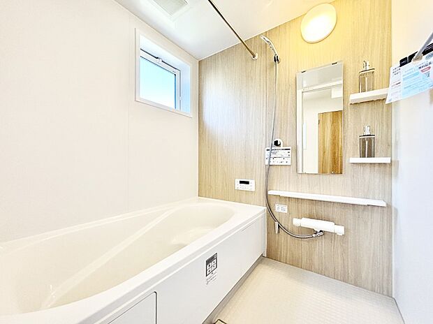 一日の疲れを癒してくれる明るい清潔感のあるバスルーム