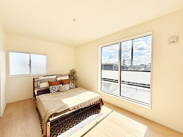 バルコニーが開放感をプラスしてくれる洋室