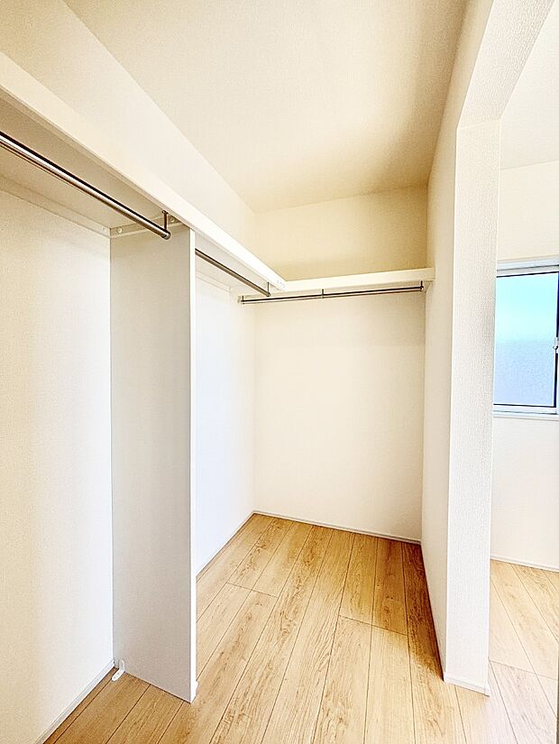 ウォークインクローゼットの活用で生活空間スッキリ