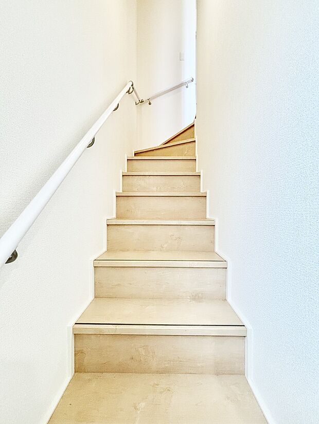 階段は手すり付きなので小さなお子さまやご高齢の方も安心です